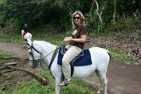 MONTANDO A CABALLO EN LA LAGUNA DE APOYO