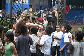 CON LOS NIÑOS EN EL RECREO