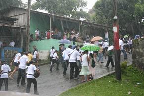 LA LLUVIA ACABA CON EL DESFILE