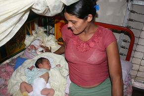 MARIA Y SU BEBE EN LA CASA MATERNA