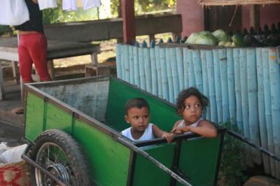 LOS NIÑOS EN EL CARRO